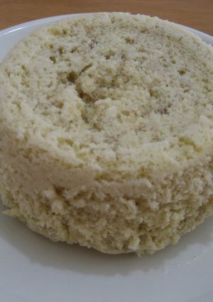 A picture of Baby Solid Food Banana Steamed Bread in a Microwave.