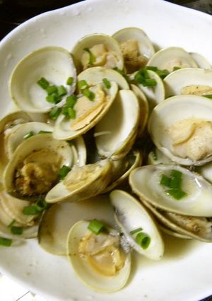 A picture of Butter & Sake Steamed Clams.