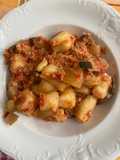 Gnocchi di patate con persico e dadolata di verdure