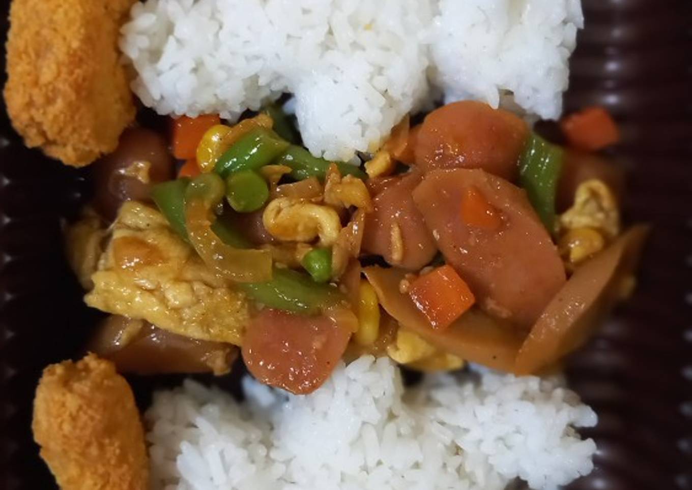 Bekal Sekolah, Nasi with sosis cah telur saos asam manis, nugget