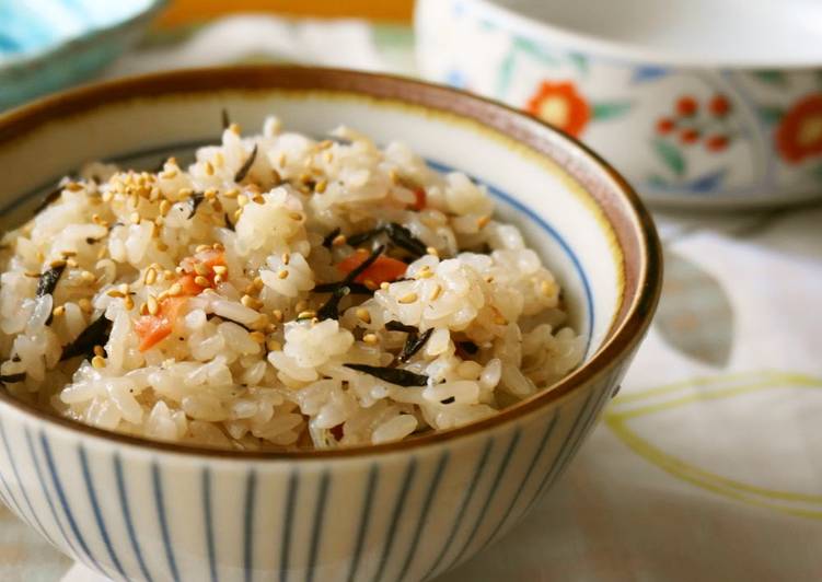 Recipe of Homemade Steamed Sticky Rice with Hijiki, Umeboshi and Chirimen Jako