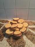 Alfajores de limón rellenos con dulce de leche y corazón de ganache de chocolate