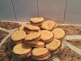 Alfajores de limón rellenos con dulce de leche y corazón de ganache de chocolate
