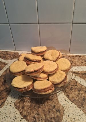 Una foto de Alfajores de limón rellenos con dulce de leche y corazón de ganache de chocolate