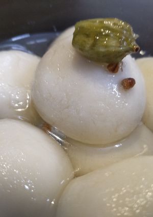 रसगुल्ला (Rasgulla recipe in Hindi) रेसिपी मुख्य फोटो