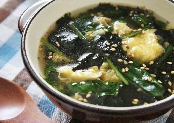 Nutritious Spinach and Nori Seawed Soup