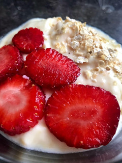 Una foto de Yogur de melocotón con fresa y avena