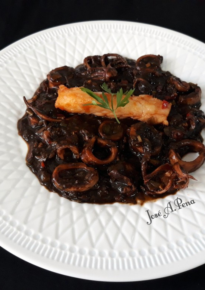 Una foto de Chipirones a la Riojana, o en su tinta con bacalao