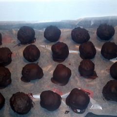 A picture of Red velvet chocolate balls.