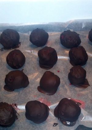 A picture of Red velvet chocolate balls.