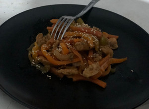 Una foto de Pollo con pimiento, BBQ y Miel
