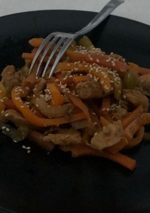 Una foto de Pollo con pimiento, BBQ y Miel
