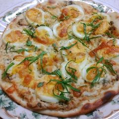 A picture of Shiso and Sweet Onion Pizza.