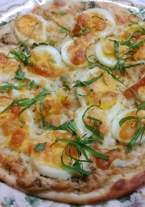A picture of Shiso and Sweet Onion Pizza.