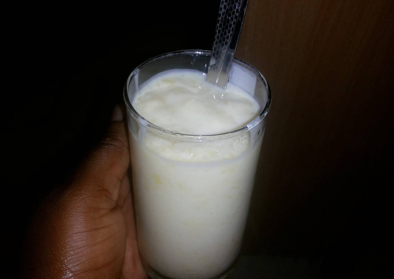 Mashed mango and yoghurt