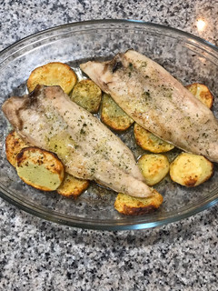 Una foto de Lubina al horno con patatas panaderas