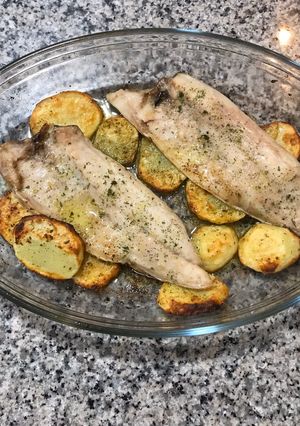 Una foto de Lubina al horno con patatas panaderas