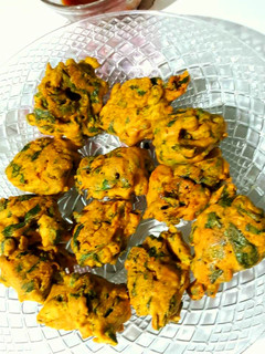 पालक के पकौड़े (palak ke pakode recipe in HindI) रेसिपी मुख्य फोटो
