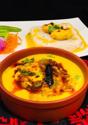 A picture of Besan pakora kadhi.