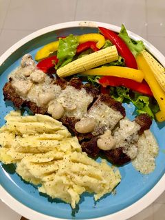 Foto resep Beef steak with mushroom sauce, mashed potato and simple salad