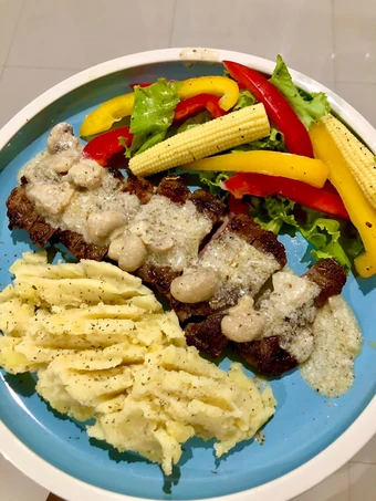 Cara Mudah Membikin Resep  Beef steak with mushroom sauce, mashed potato and simple salad yang Enak Banget, Menggugah Selera