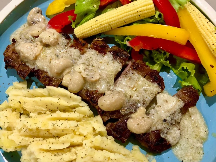 Cara Mudah Membikin Resep  Beef steak with mushroom sauce, mashed potato and simple salad yang Enak Banget, Menggugah Selera