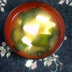A picture of Super Easy Tofu & Wakame Miso Soup.