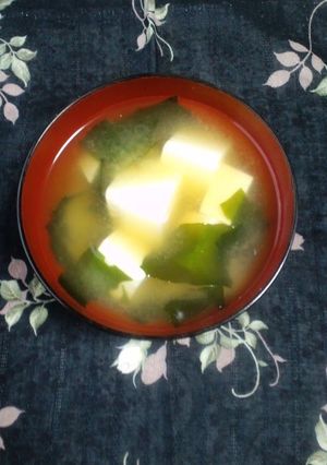 A picture of Super Easy Tofu & Wakame Miso Soup.