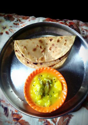 A picture of Potato curry and paratha.