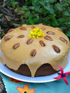 Una foto de Torta de dulce de leche con glasé de café💕