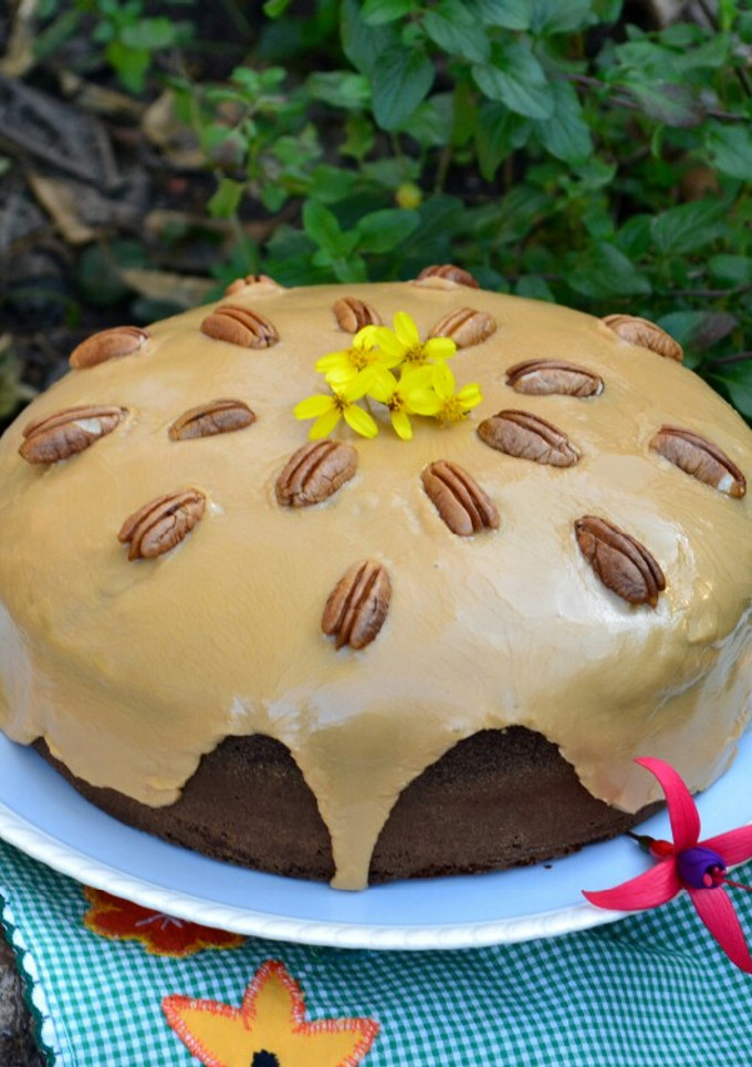 Una foto de Torta de dulce de leche con glasé de café💕