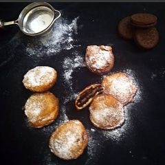 A picture of Fried Oreos / Sandwich Cookies.