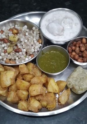 कुट्टू की पकौड़ी (kuttu ki pakodi recipe in Hindi) रेसिपी मुख्य फोटो