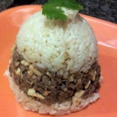 A picture of Arroz Tapado con Carne"Covered Ground Beef and Rice".