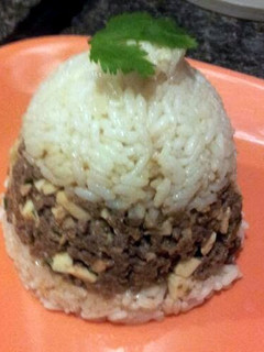 A picture of Arroz Tapado con Carne"Covered Ground Beef and Rice".
