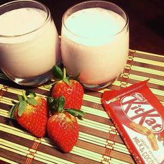 A picture of Stawberry shake.