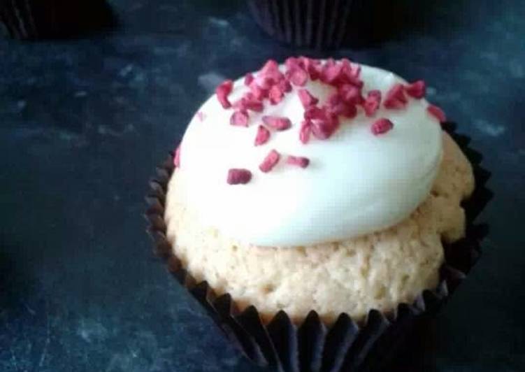 rose and raspberry cream cheese cupcakes