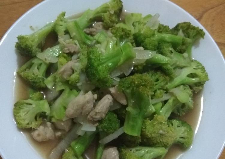 Langkah Mudah untuk Menyiapkan Cah Brokoli Ayam Praktis &amp; Enak yang simpel