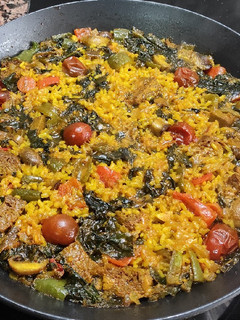 Una foto de Arroz con seitán, verduras y tomates cherry