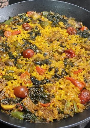 Una foto de Arroz con seitán, verduras y tomates cherry