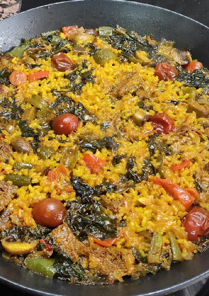 Una foto de Arroz con seitán, verduras y tomates cherry