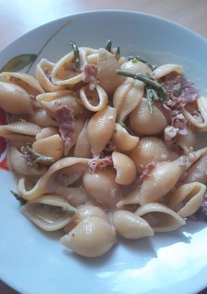 Foto di Conchiglie asparagi, prosciutto e noci