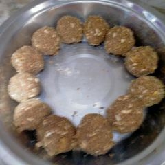 A picture of Gond ladoo.