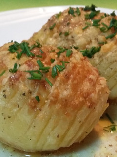 Una foto de Patatas Hasselback con parmesano