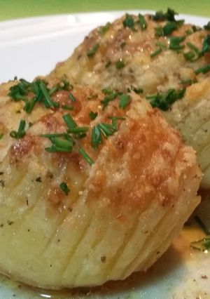 Una foto de Patatas Hasselback con parmesano