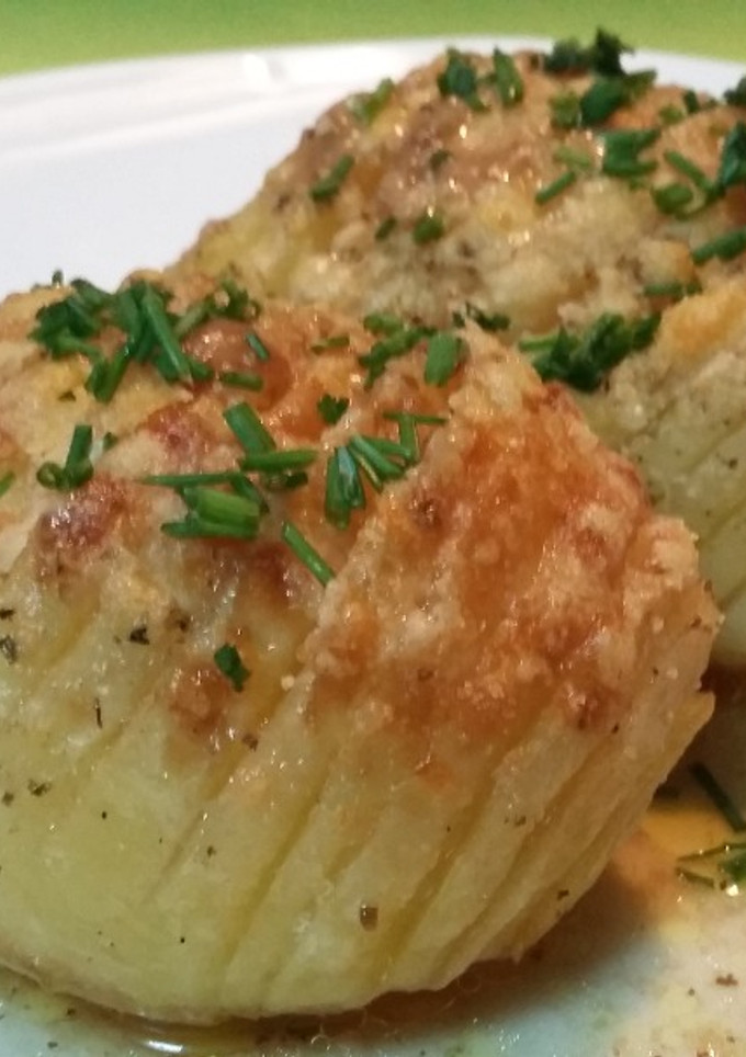 Una foto de Patatas Hasselback con parmesano