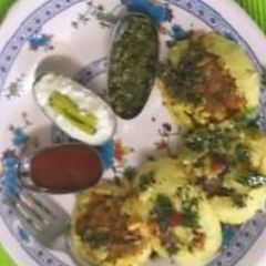 A picture of Beetroot idli.