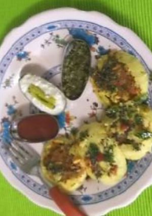A picture of Beetroot idli.
