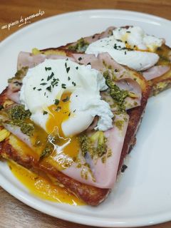 Une photo de Pain perdu pesto mortadelle