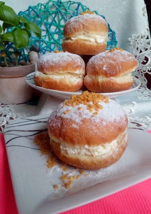 Zdjęcie przepisu Pączki z masą budyniową i orzechami.